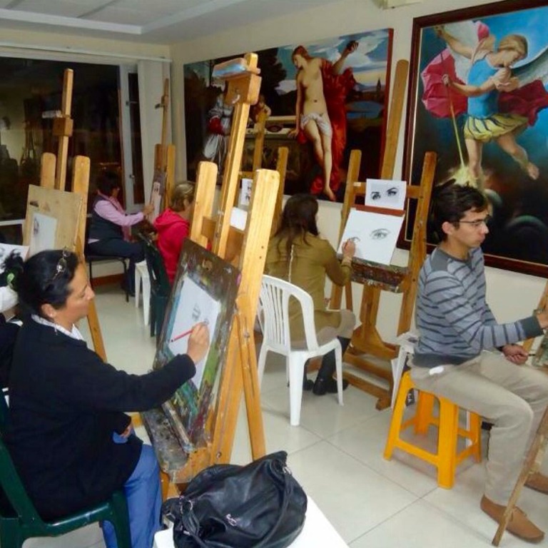 Aula con caballetes en la Escuela Wladimir Tasoff
